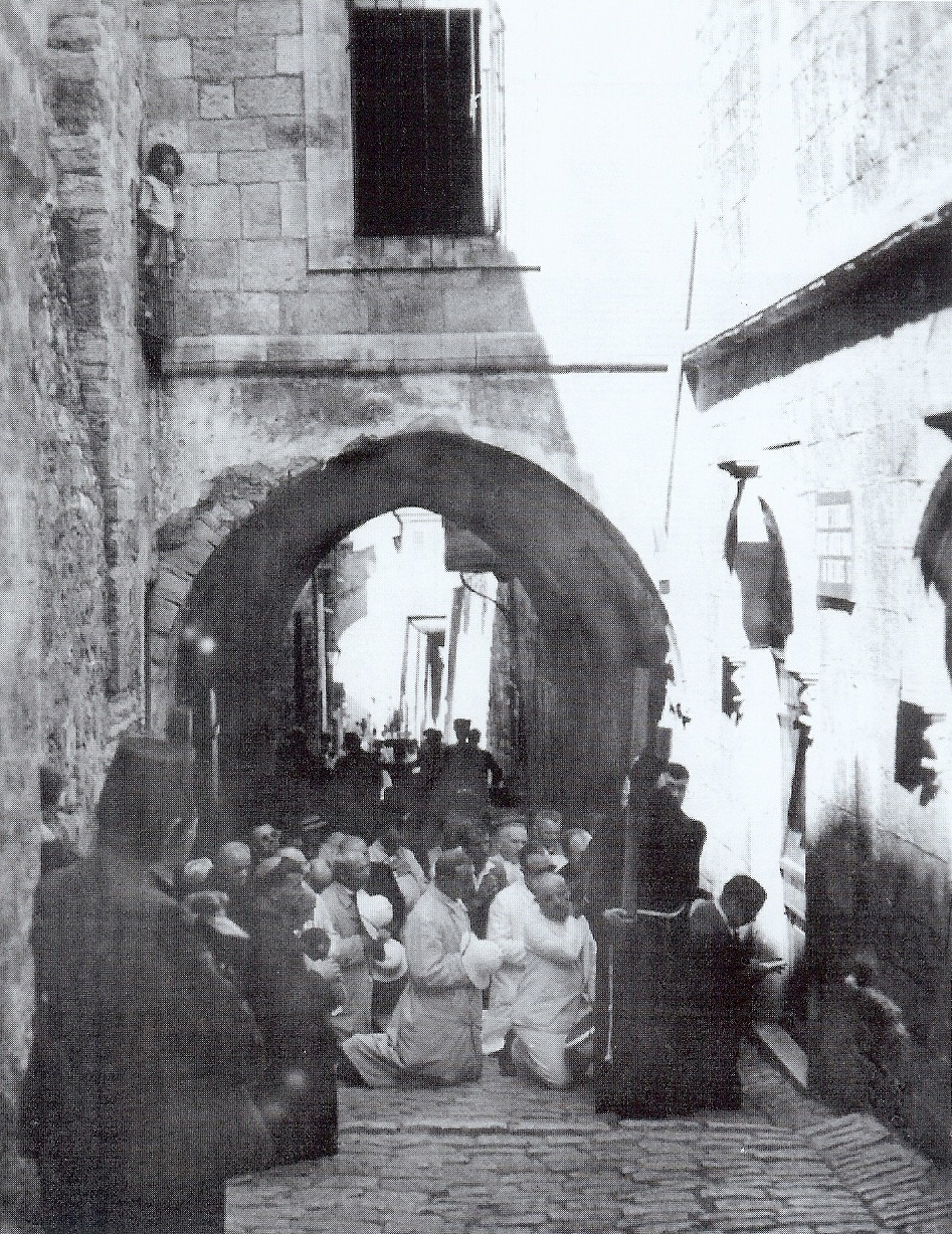 Zajednička molitva s hodočasnicima na petoj postaji Križnog puta u Jeruzalemu.