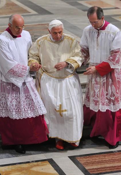 Papa Benedikt XVI. nosi gremiale (pregaču)