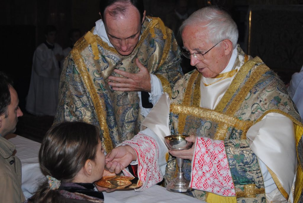 Kardinal Antonio Cañizares Llovera pričešćuje vjernike na tradicionalnom obredu.