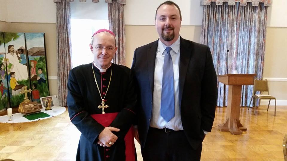 Njegova ekselencija biskup Schneider, s autorom članka, Steveom Skojecom.